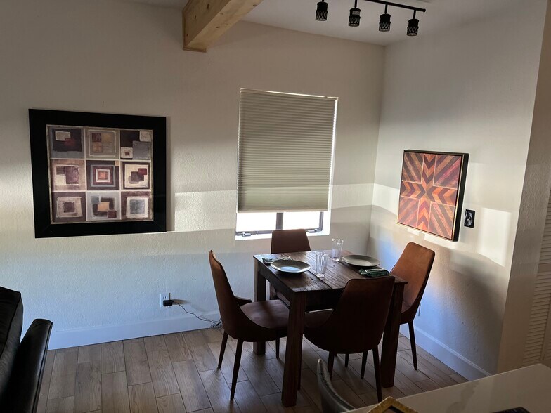 Dining area - 2844 E Edison St