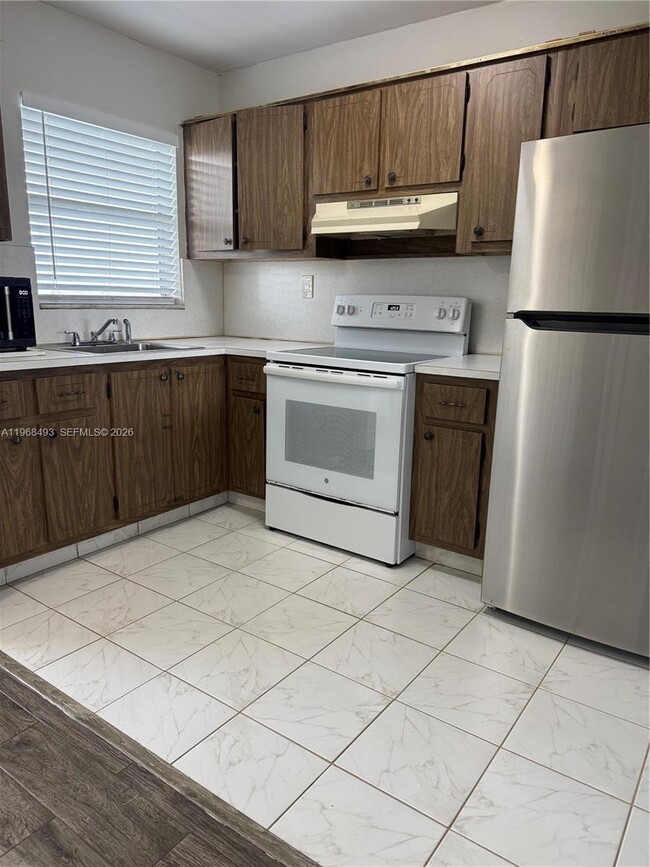 Building Photo - 8515 Sunrise Lakes Blvd