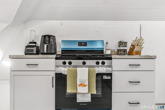 Building Photo - 277 Maplewood Ave