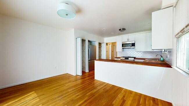 Building Photo - 23 Holman St