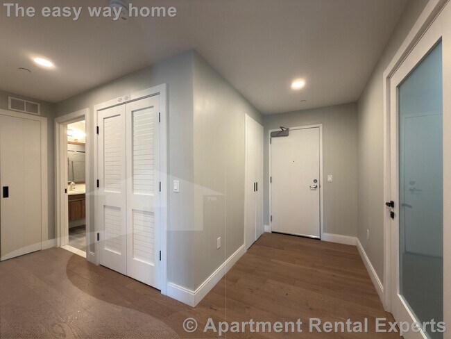 Building Photo - 9 Central St