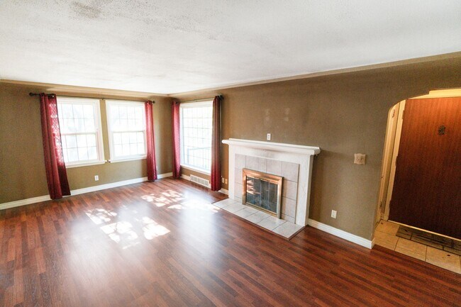 Building Photo - 2527 W Walton Ave