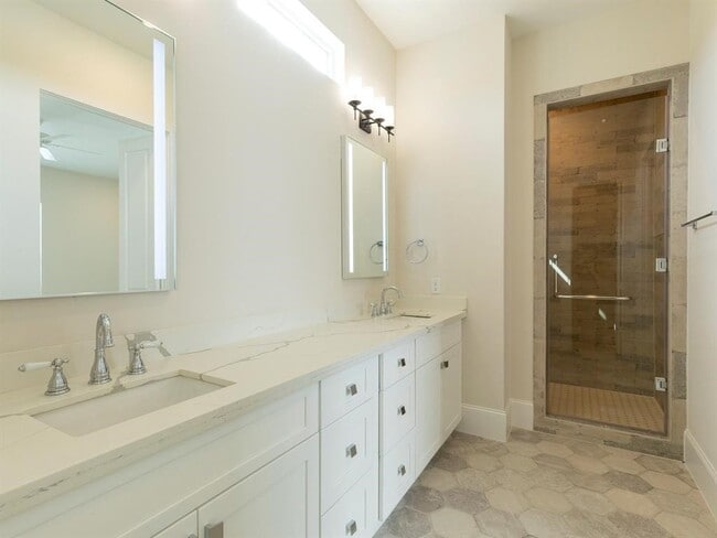 Building Photo - 3821 N Braeswood Blvd