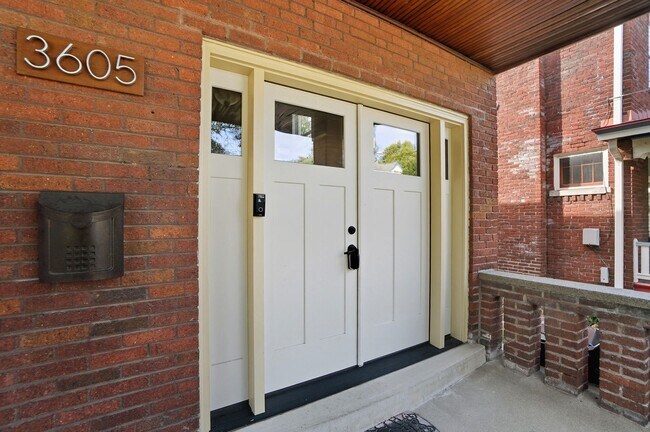 Building Photo - 6 Bed/3 Bath Remodeled Hyde Park Home w/Ce...