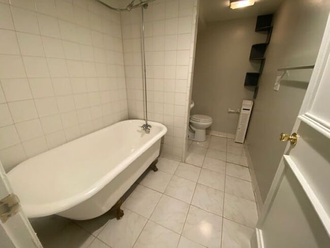 Building Photo - Charming 2-Bedroom Apartment in the Heart ...