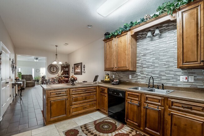 Building Photo - 3 bedroom 2 bathroom townhouse in Covington Villas
