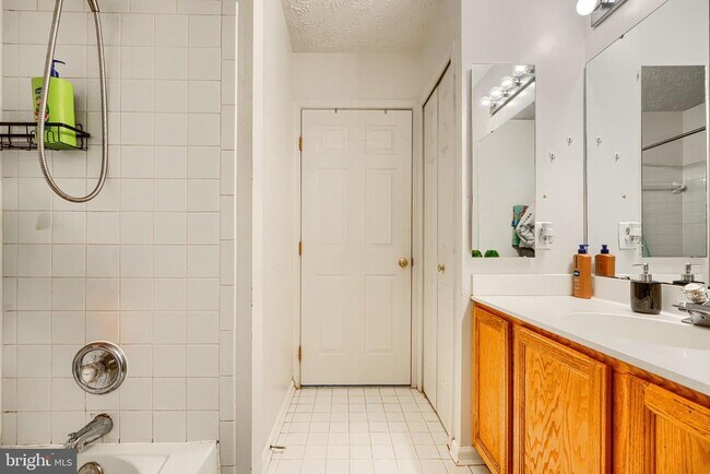 Building Photo - 10 Bluestem Ct