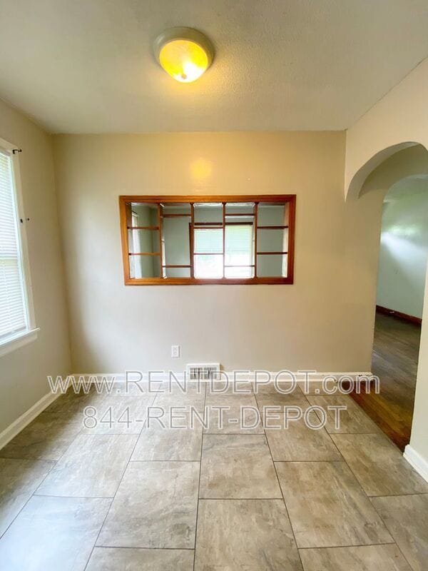 Building Photo - 715 E Riverside Dr