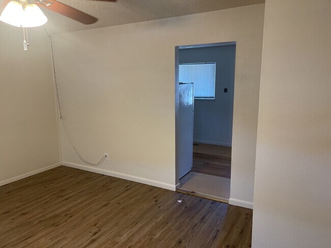 Building Photo - 2 Bed 1 Bath Duplex