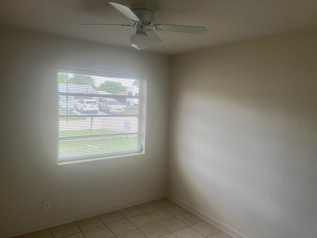 Building Photo - 2410 SW 44th Ave