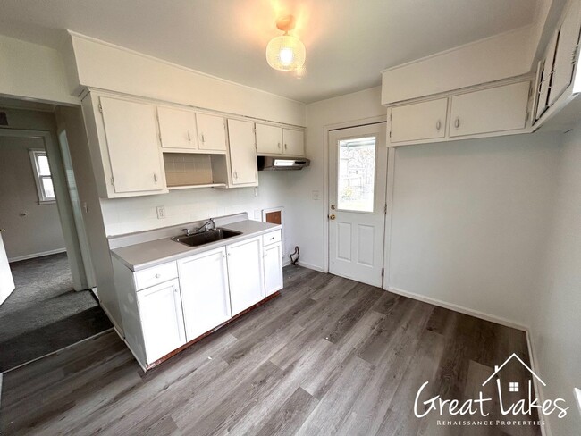 Building Photo - $200 OFF FIRST MONTH'S RENT - Beautiful 2 ...