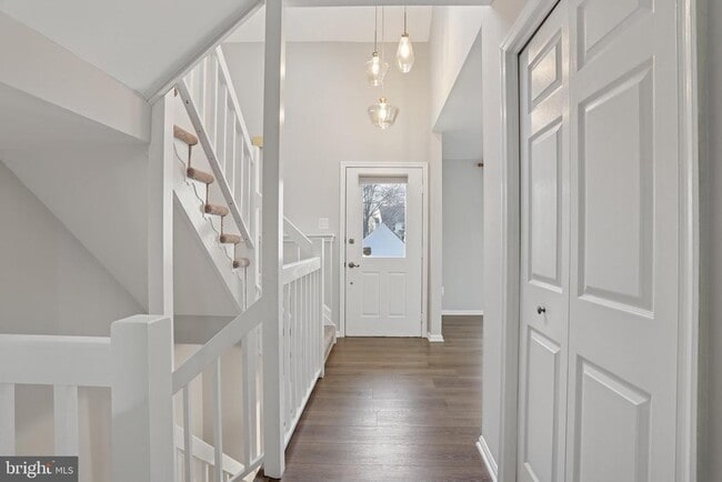 Building Photo - 4043 Lake Glen Rd