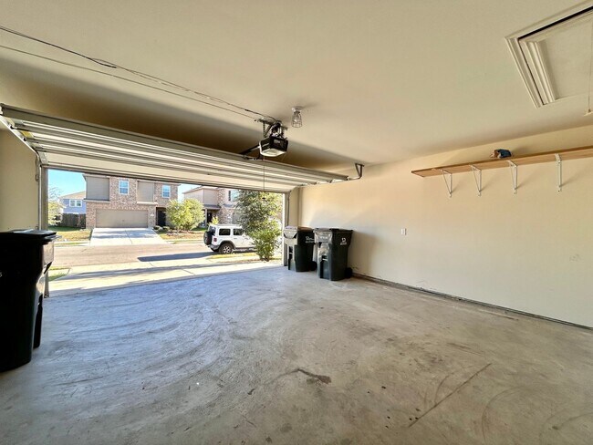 Building Photo - Comfortable 3 Bed / 2 Bath Home with Washer & Dryer and 2-Car Garage