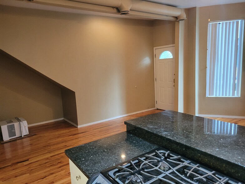 Building Photo - 2321 W Belmont Ave