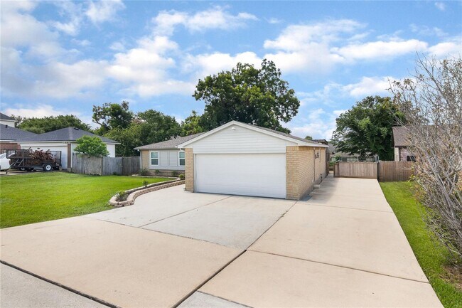 Building Photo - Welcome to this fully remodeled 4/2/2 brick home near Lake Conroe! With new AC/heat, roof, water ...