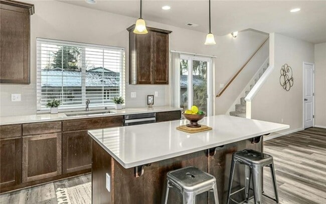 Building Photo - Beautiful Almost new 3 bed +den home in Ly...