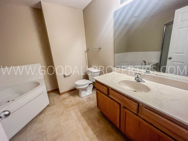 Building Photo - Wonderful 2 Bedroom, 2 Bath Townhome in No...