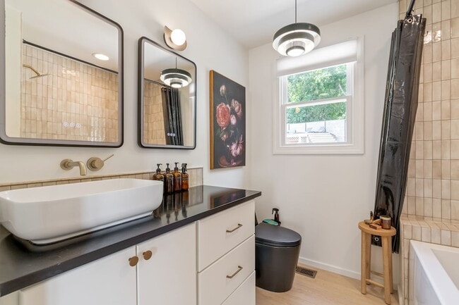 Building Photo - 3804 Lookout Dr