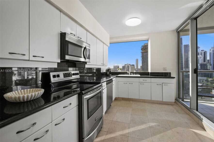 Building Photo - 1541 Brickell Ave