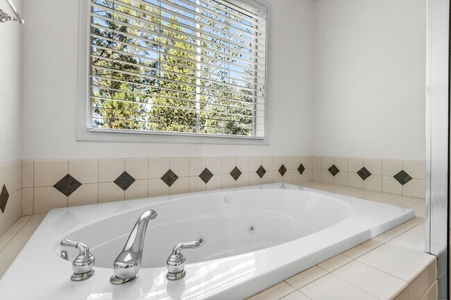 Building Photo - Single Level Gorgeous Awbrey Glen home!