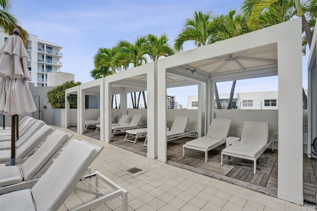 Building Photo - 3101 Bayshore Dr