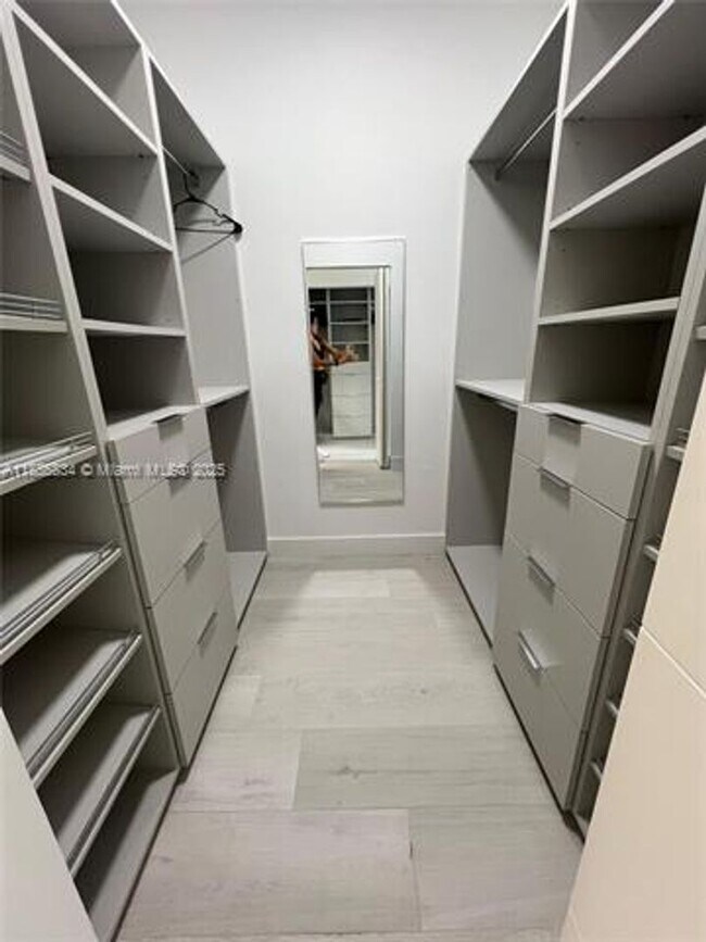 Building Photo - 251 Crandon Blvd