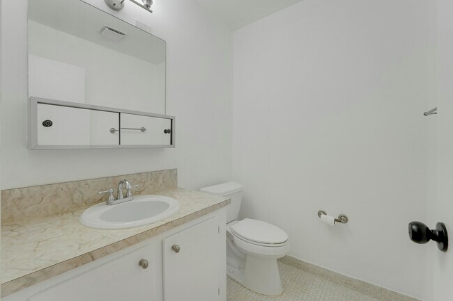 Building Photo - 1142 Cir Terrace W