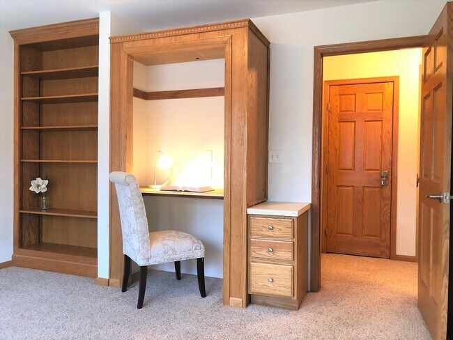 Building Photo - Charming 3-Bedroom Home with Fireplaces an...