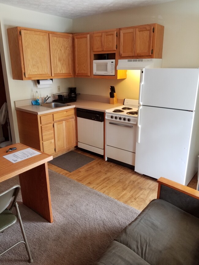 Building Photo - Efficiency Apt Close to Campus