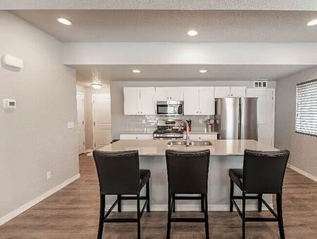 Building Photo - $2600 - 3BR/2.5BA Charming fully furnished...