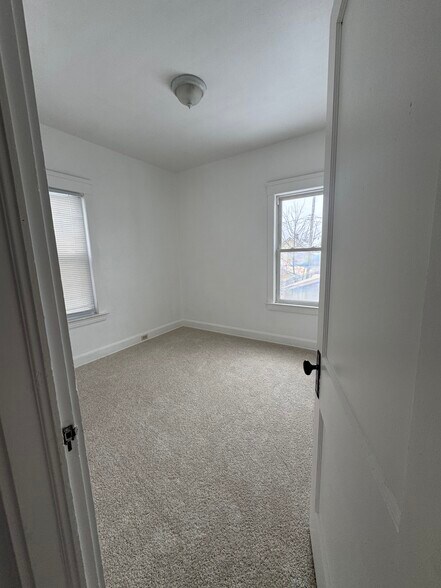 Building Photo - 2027 Chesterland Ave