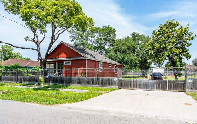 Building Photo - 2311 Lee St