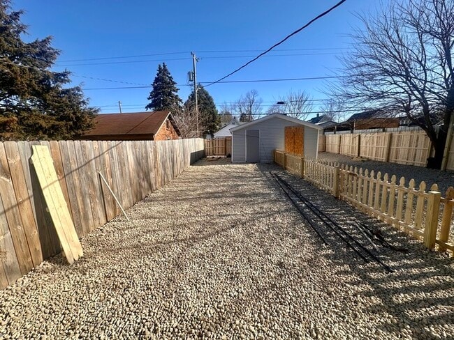 Building Photo - 325 N Gladstone Ave