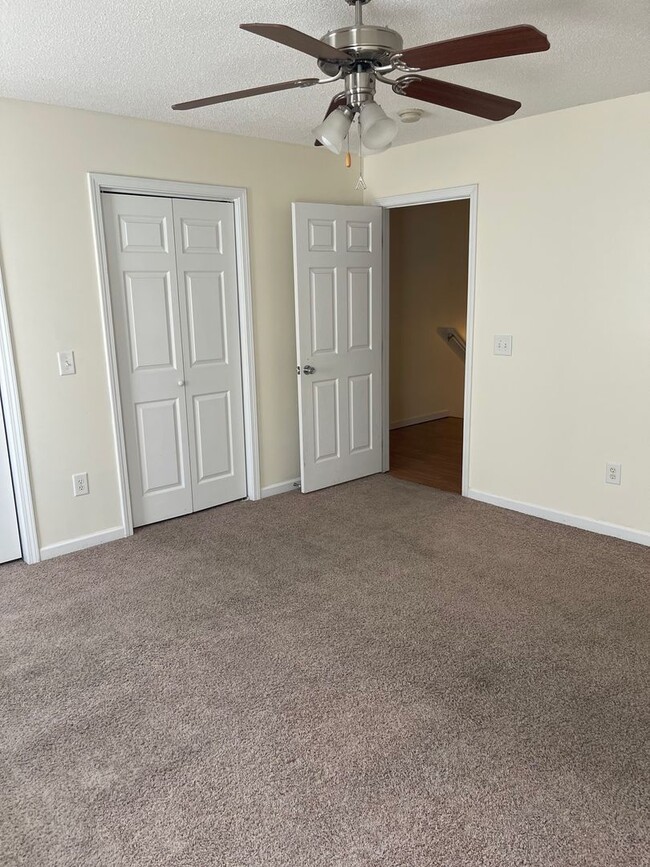 Building Photo - 2 Bdrm/1 Full & 2 Half Bath Condo ? Gray/J...