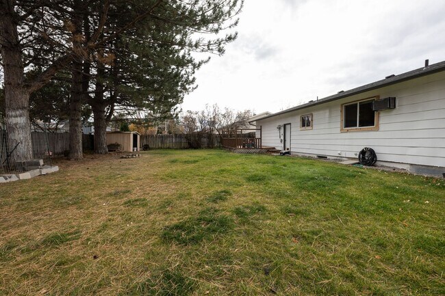 Building Photo - 4 BED 2 BATH HOME WITH BONUS ROOM IN IDAHO...