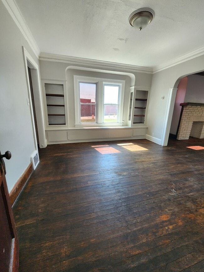 Building Photo - 3 Bedroom 1st Floor For Rent