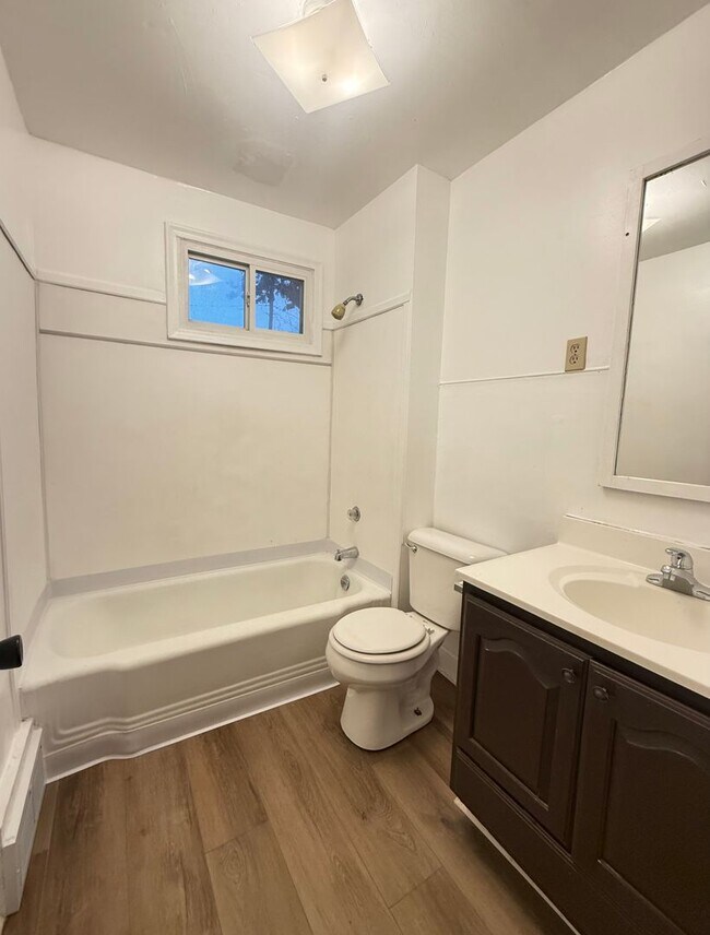 Building Photo - 133 Benton St