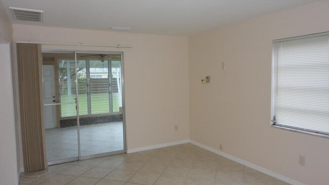 Building Photo - 1550 5th Ct