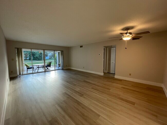 Building Photo - 1201 Solana Rd