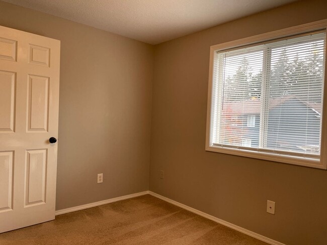 Building Photo - Spacious 5 Bedroom Home! Granite Counters! Pet friendly! Tons of Room for Entertaining!