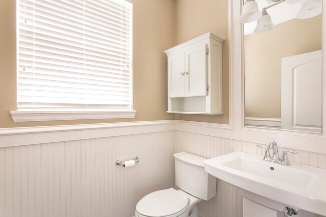 Building Photo - 3 Bedroom 2.5 Bathroom Townhome in the Hea...