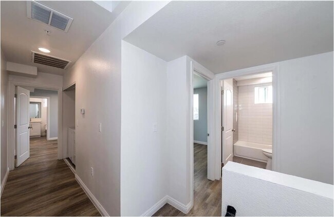 Building Photo - 211 W 43rd St