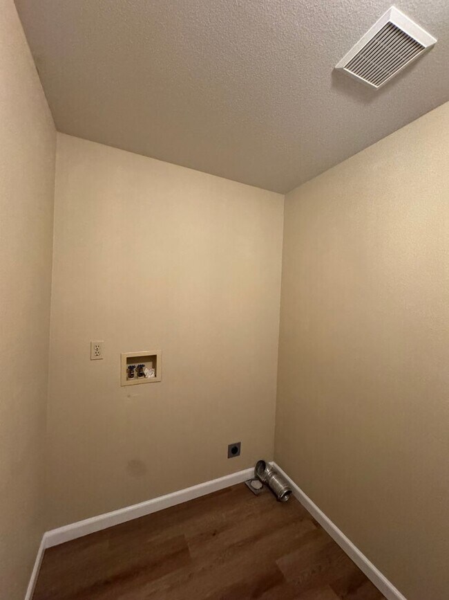 Building Photo - Hucrest 3 bedroom 2 bath home with garage