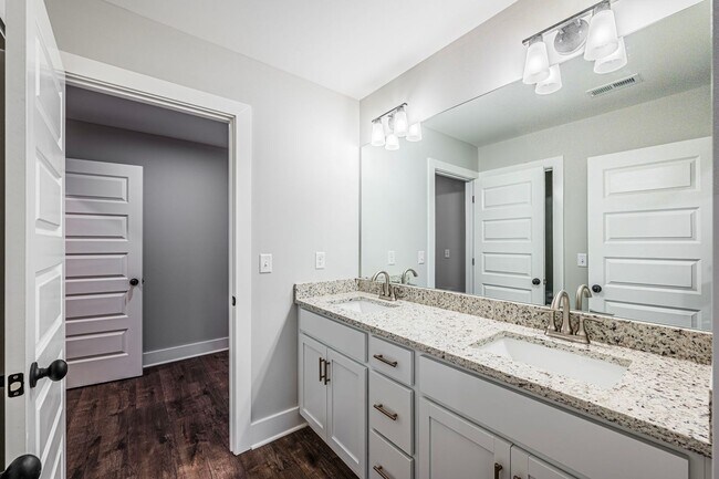 Building Photo - 809/811 Rodeo Lane