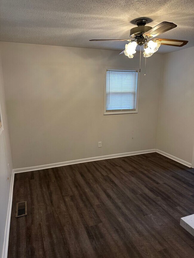 Building Photo - Pet Friendly Home in Vine Grove!