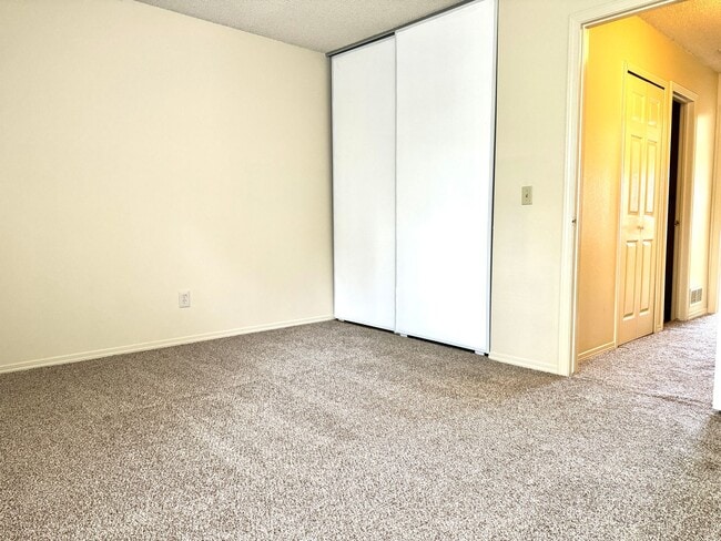 Building Photo - ADORABLE TOWNHOME