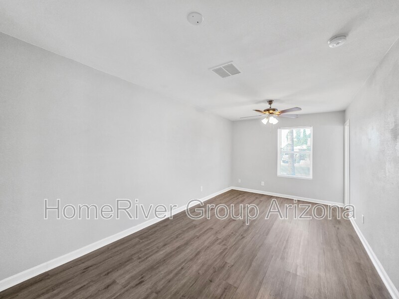 Building Photo - 2241 W Hartford Ave