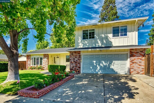Primary Photo - 898 Luxury Dr