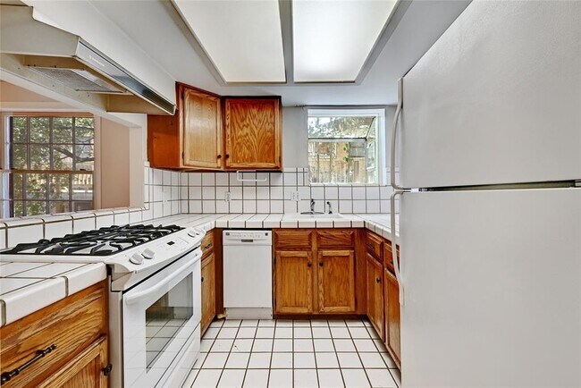 Building Photo - 912 E 32nd St