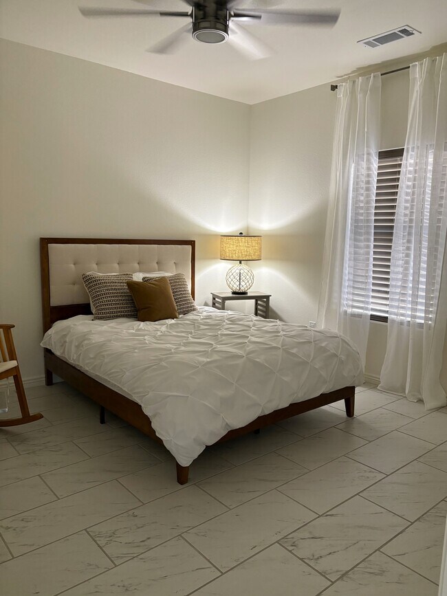 Building Photo - 2412 W Ray Ave